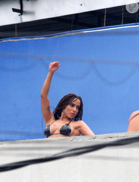 Anitta gravou o clipe 'Vai, Malandra' no Morro do Vidigal no último domingo (20)