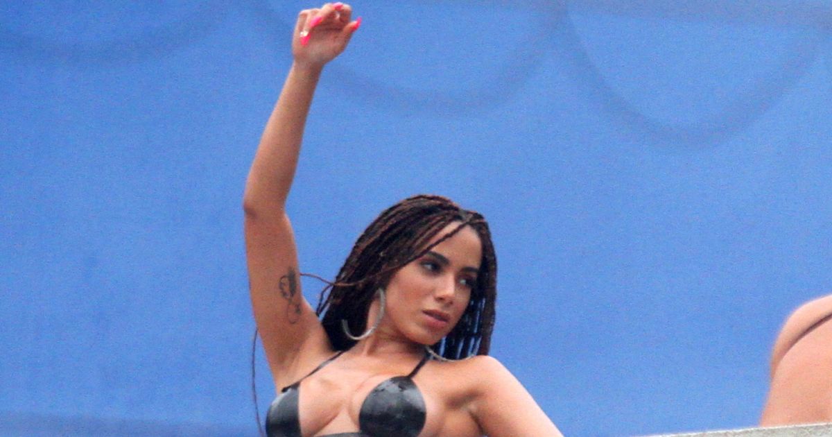 Anitta gravou o clipe Vai Malandra no Morro do Vidigal no último domingo Purepeople