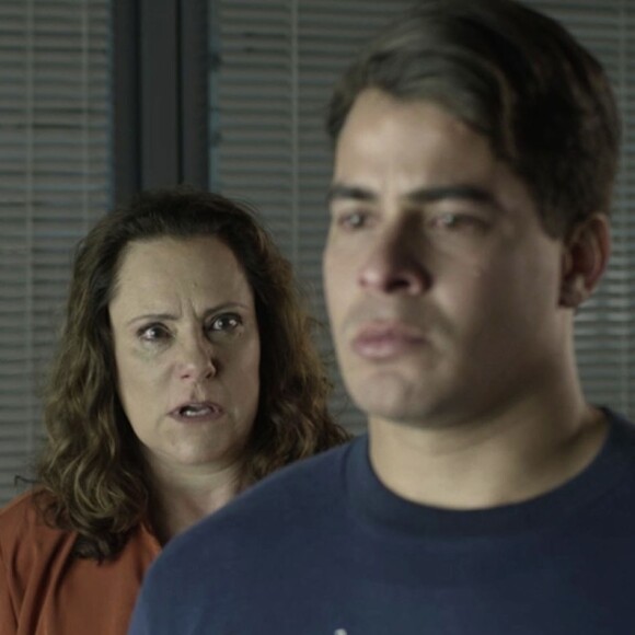 Júlio (Thiago Martins) aceita conversar com Arlete (Elizabeth Savala) e ela lhe conta que participou de um crime, na novela 'Pega Pega'