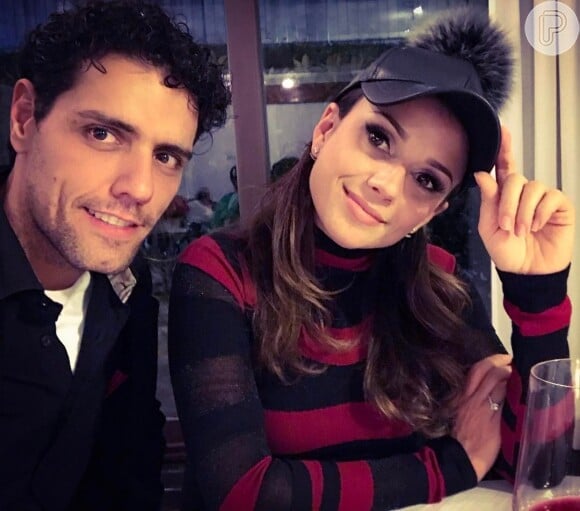 Paula Fernandes, atualmente namorando Thiago Arancam, elogiou o cantor