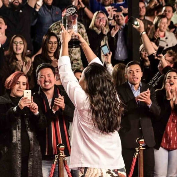 Michele, campeã da 4° temporada do 'MasterChef', comemora com o público, na noite desta terça-feira, 22 de agosto de 2017