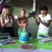 Neymar combina bermuda de R$ 370 com Davi Lucca em festa de aniversário do filho