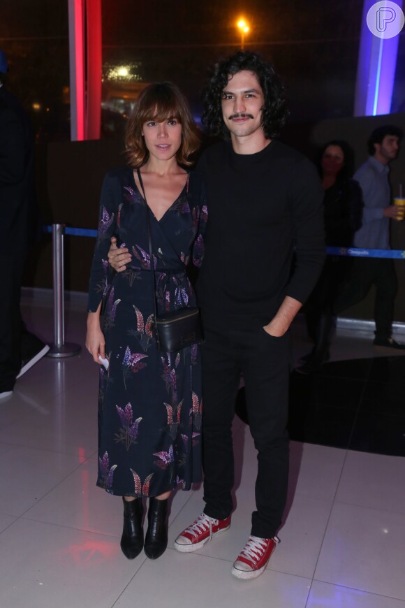 Carla Salle e Gabriel Leone foi outro casal a conferir a pré-estreia do filme 'Bingo - O Rei das Manhãs', inspirado na vida de um dos atores que viveram o palhaço Bozo na TV