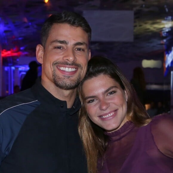 Cauã Reymond e a namorada, Mariana Goldfarb, foram um dos casais que conferiram a pré-estreia do filme 'Bingo - O Rei das Manhãs', na noite desta terça-feira, 22 de agosto de 2017