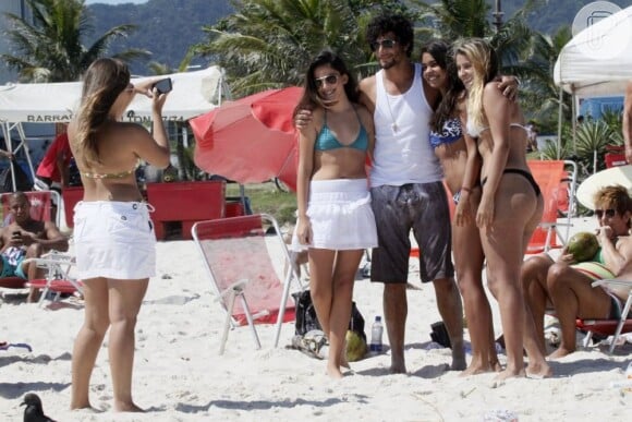 Jesus Luz, o Ronaldo de 'Guerra dos Sexos', posa com as fãs na praia