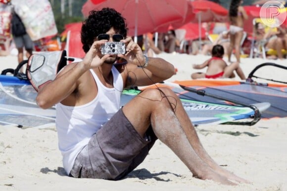 Jesus Luz brinca tirando fotos do paparazzo na praia