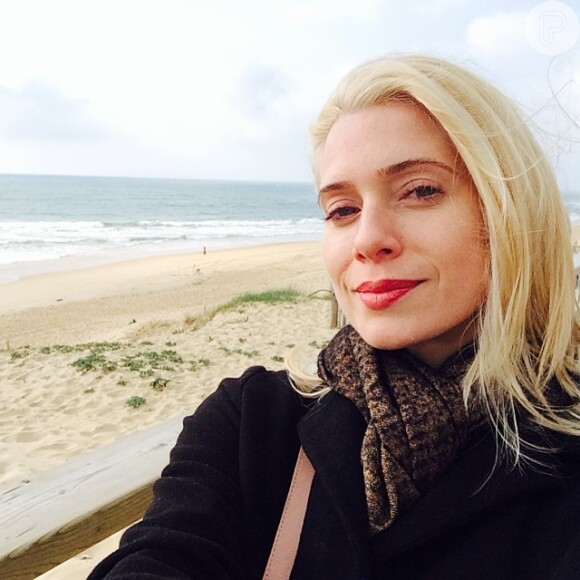 Letícia Spiller vai para a Espanha e posa em praia para dar bom dia a fãs pelo Instagram: 'Bon jour', escreveu a atriz