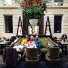 Acompanhda, Letícia Spiller posa em hotel francês em café da manhã: 'Com meus amigos'