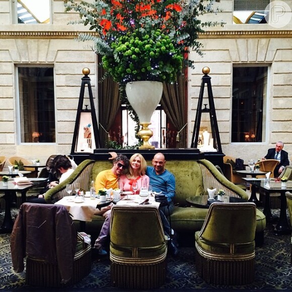 Acompanhda, Letícia Spiller posa em hotel francês em café da manhã: 'Com meus amigos'
