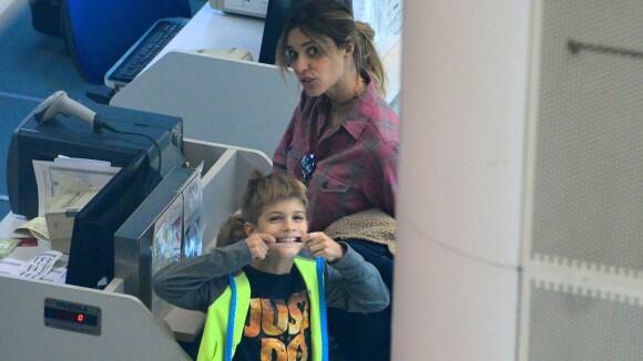 Filho de Fernanda Lima, Francisco faz careta para fotógrafo em aeroporto. Fotos!