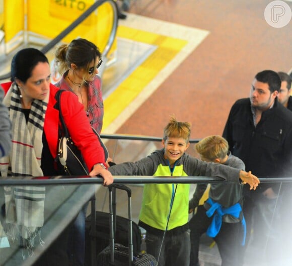 Fernanda Lima embarcou com os filhos, João e Francisco, no aeroporto Santos Dumont