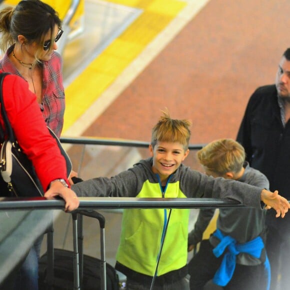 Fernanda Lima embarcou com os filhos, João e Francisco, no aeroporto Santos Dumont