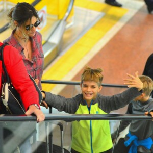 Francisco se divertiu bastante posando para os fotógrafos no aeroporto Santos Dumont