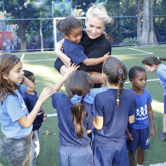 'Cada criança custa R$ 11 por dia, R$ 330 por mês, R$ 3300 por ano, pra mim. São R$ 1,8 milhões anualmente', disse Xuxa Menghel,  se confundindo na matemática