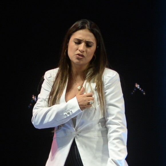 Simone, dupla de Simaria, mostrou bom humor ao falar de suas medidas no 'The Noite' (SBT) desta quinta-feira, 24 de agosto de 2017: 'O gordo tem uma dificuldade para cruzar as pernas... Por isso, eu não estou cruzando'