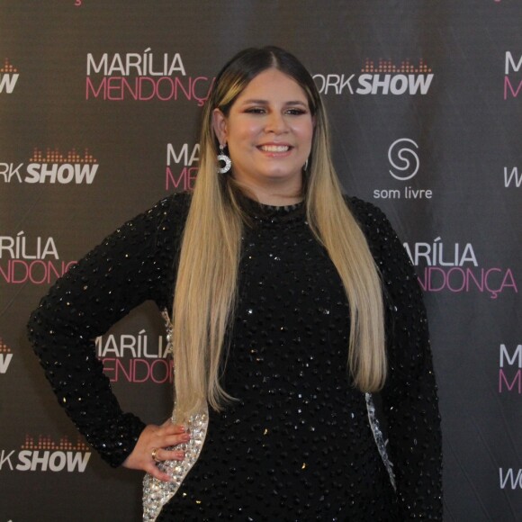 Marília Mendonça foi vista beijando Matheus Cocione, de 25 anos, na rua de bares e restaurantes Olegário Maciel, na Barra da Tijuca, Zona Oeste do Rio de Janeiro, na noite desta quarta-feira, 23 de agosto de 2017