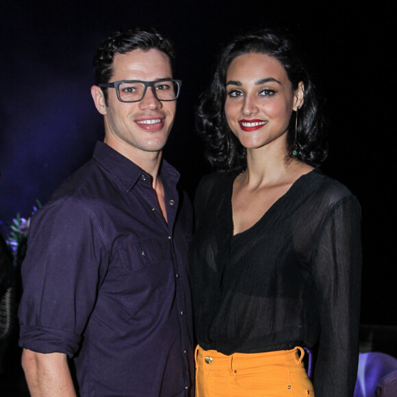 José Loreto conta que usa os cremes da mulher, a atriz Débora Nascimento: 'Eu sou um homem vaidoso'