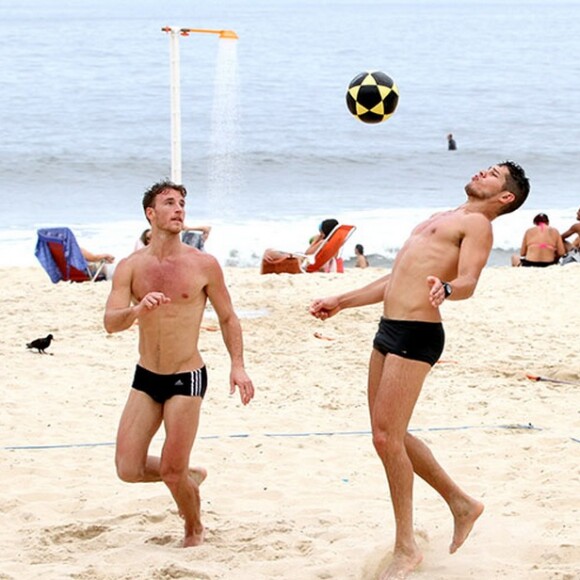 "Na década de 1950, época em que a série acontece, não tinha Whey Protein. Então, eu dei uma relaxada. Estou até com uma barriguinha", conta José Loreto sobre mudança no corpo para 'Cidade Proibida'