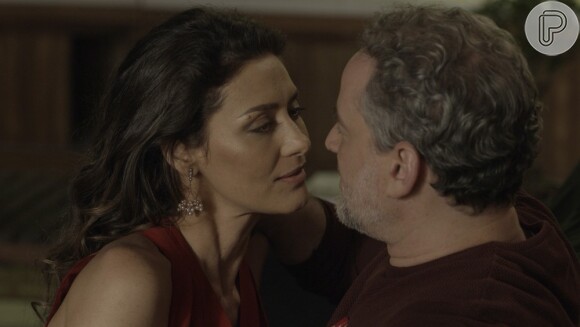 Eugênio (Dan Stulbach) esconde a mensagem manda por Irene (Débora Falabella) de Joyce (Maria Fernanda Cândido), na novela 'A Força do Querer'
