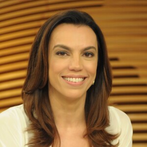 Ana Paula Araújo é apresentadora do 'Bom Dia Brasil' e comentou de sua rotina: 'Acordo às 5h30 da manhã. Preciso ter umas horinhas de sono'
