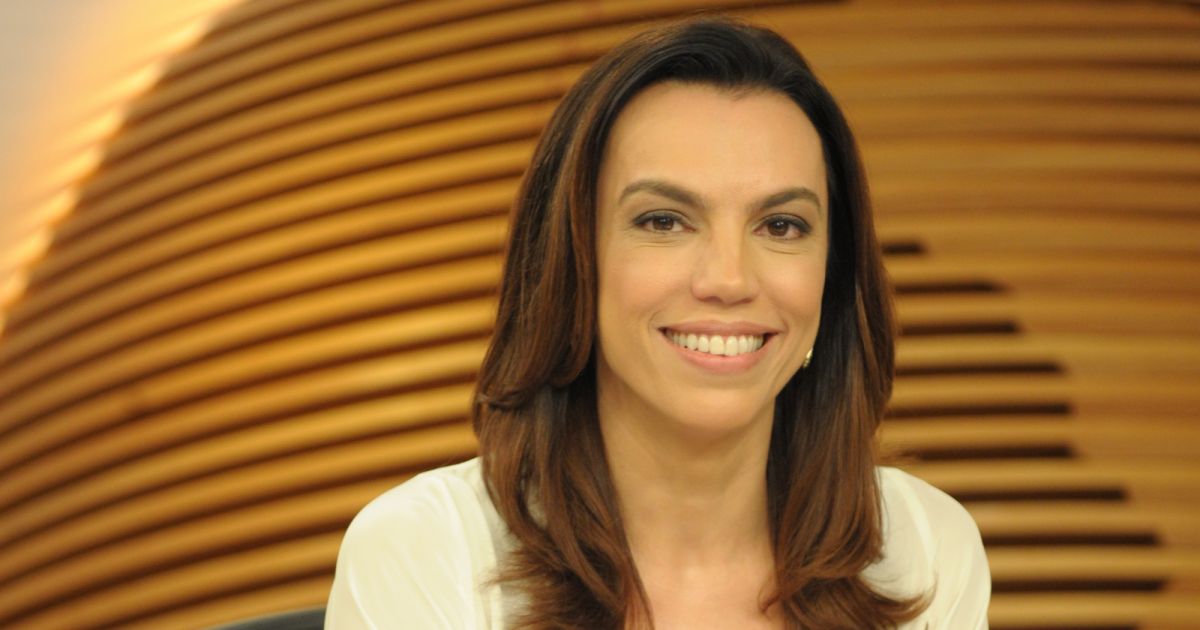 Ana Paula Araújo é apresentadora do 'Bom Dia Brasil' e comentou de sua  rotina: 'Acordo às 5h30 da manhã. Preciso ter umas horinhas de sono' -  Purepeople