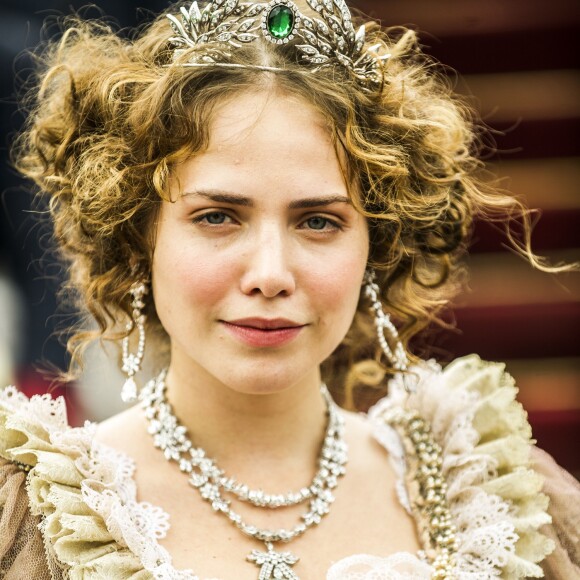 Leopoldina (Leticia Colin) cobra de Sebastião (Roberto Cordovani) os impostos devidos pelo contrabando de escravos, na novela 'Novo Mundo'