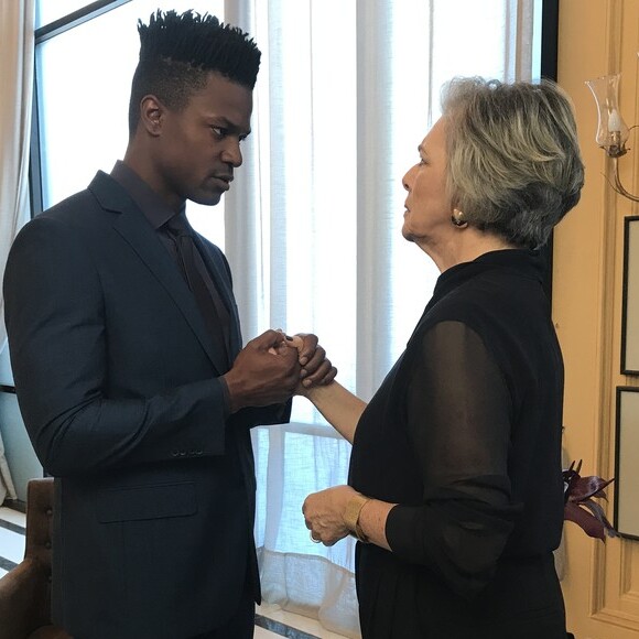 Dom (David Junior) confronta Sabine (Irene Ravache), que diz que a família biológica dele está tentando colocá-lo contra ela, na novela 'Pega Pega'