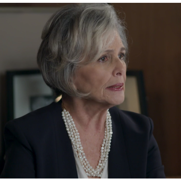 Sabine (Irene Ravache) tenta humilhar a família biológica de Dom (David Junior), na novela 'Pega Pega'