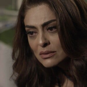 Bibi (Juliana Paes) vira fugitiva da polícia e pede que Silvana (Lilia Cabral) deixe que ela se esconda em sua casa, na novela 'A Força do Querer'