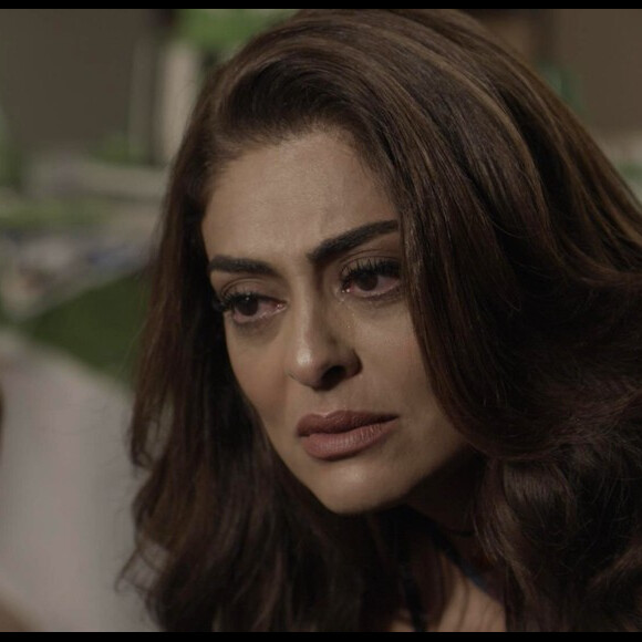 Bibi (Juliana Paes) vira fugitiva da polícia e pede que Silvana (Lilia Cabral) deixe que ela se esconda em sua casa, na novela 'A Força do Querer'