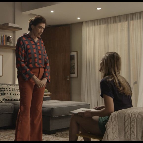 Silvana (Lilia Cabral) ajuda Ivana (Carol Duarte) e Simone (Juliana Paiva) agradece, na novela 'A Força do Querer'