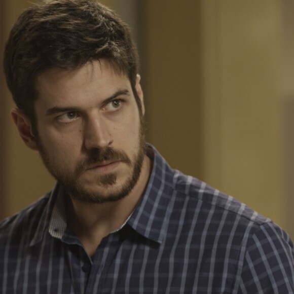 Zeca (Marco Pigossi) beija outra na frente de Jeiza (Paolla Oliveira) para provocá-la e ela se irrita, na novela 'A Força do Querer'