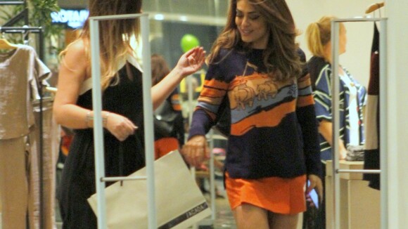 Juliana Paes, de minissaia e moletom, exibe cabelo mais claro em shopping. Fotos