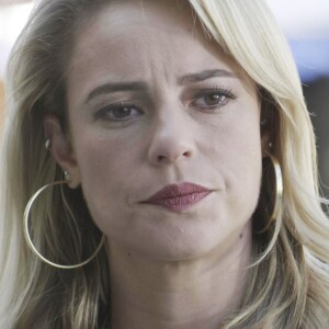 Jeiza (Paolla Oliveira) estranha a referência a seu namorado, e pergunta a Bibi (Juliana Paes) se Caio (Rodrigo Lombardi) é dela, na novela 'A Força do Querer'