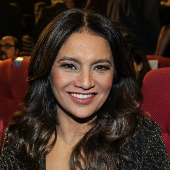 'Que venham mais 33 anos de carreira. Eu dedico esse prêmio para a minha família', disse Dira Paes após receber troféu Oscarito