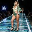 Mirella Santos exibiu o  abdômen definido ao desfilar de biquíni em evento de moda 