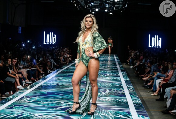 Mirella Santos exibiu o abdômen definido ao desfilar de biquíni em evento de moda