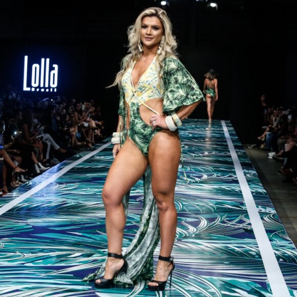 Mirella Santos exibiu o abdômen definido ao desfilar de biquíni em evento de moda