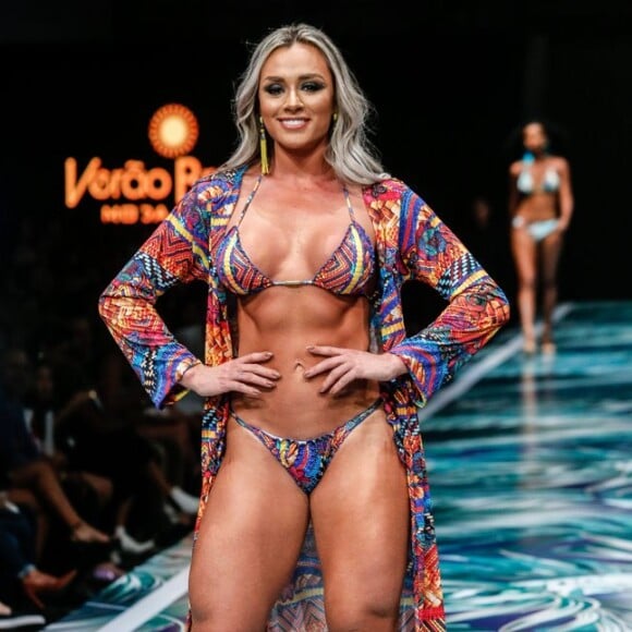 Juju Salimeni mostrou o corpo definido ao desfilar de biquíni em evento de moda