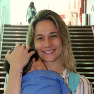 Fernanda Gentil chegou com o filho, Gabriel, dormindo em seu colo