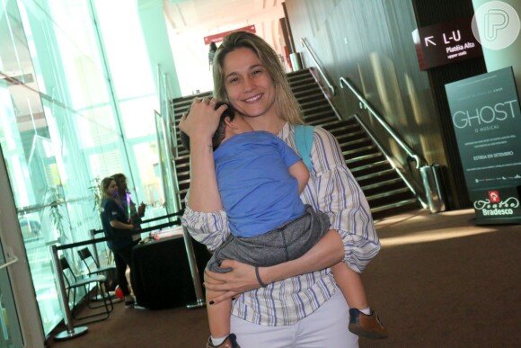 Fernanda Gentil chega ao teatro com o filho, Gabriel