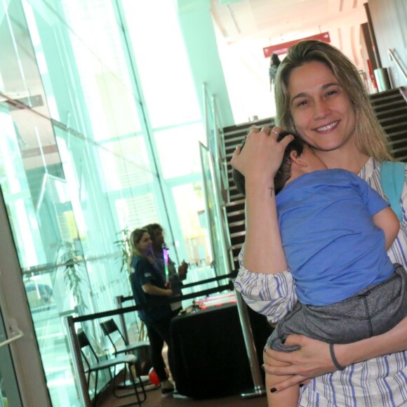 Fernanda Gentil chega ao teatro com o filho, Gabriel