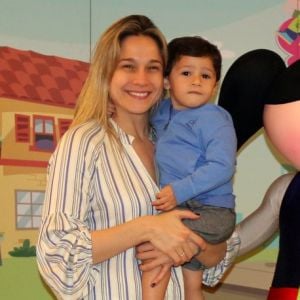 Fernanda Gentil leva o filho, Gabriel, em espetáculo infantil no Rio de Janeiro, em 26 de agosto de 2017