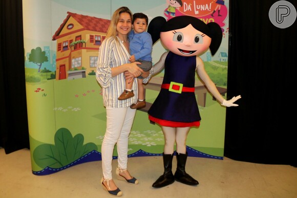 Fernanda Gentil leva o filho, Gabriel, em espetáculo infantil no Rio de Janeiro, em 26 de agosto de 2017