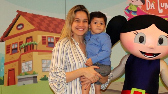 Fernanda Gentil prestigia espetáculo infantil com o filho, Gabriel, no Rio