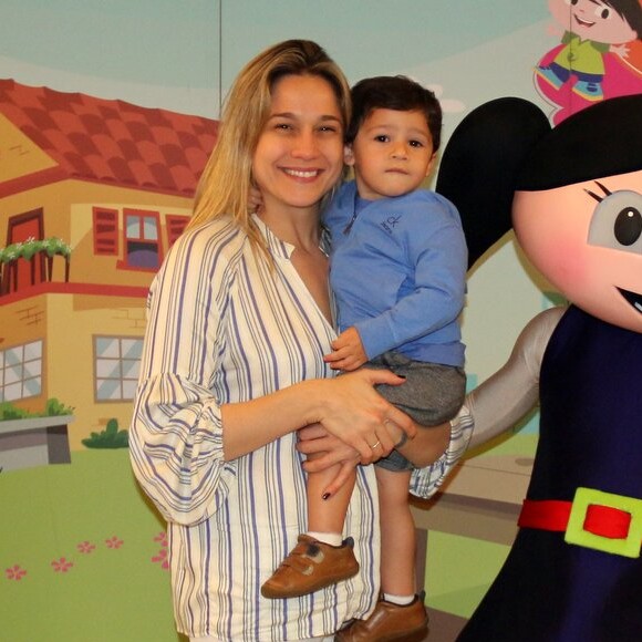 Fernanda Gentil leva o filho, Gabriel, em espetáculo infantil no Rio de Janeiro, em 26 de agosto de 2017