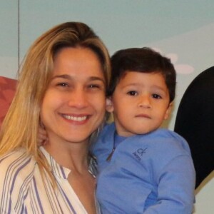 Fernanda Gentil posa com o filho, Gabriel, antes de peça infantil