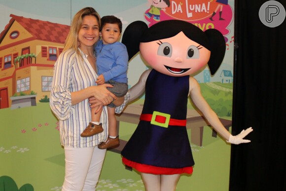 Fernanda Gentil posa com o filho, Gabriel, antes de peça infantil