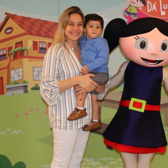 Fernanda Gentil posa com o filho, Gabriel, antes de peça infantil