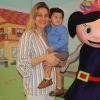 Fernanda Gentil leva o filho, Gabriel, em espetáculo infantil na Zona Oeste do Rio